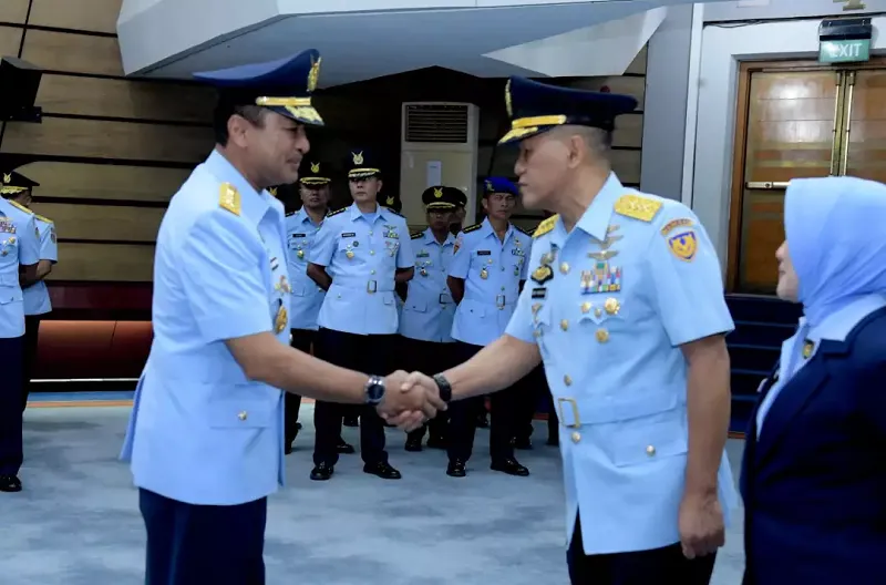 Kepala Staf Angkatan Udara (Kasau) Marsekal TNI M. Tonny Harjono, S.E., M.M., mengucapkan selamat usai dilantik di Auditorium I.G. Dewanto Mabesau, Cilangkap, Jakarta Timur