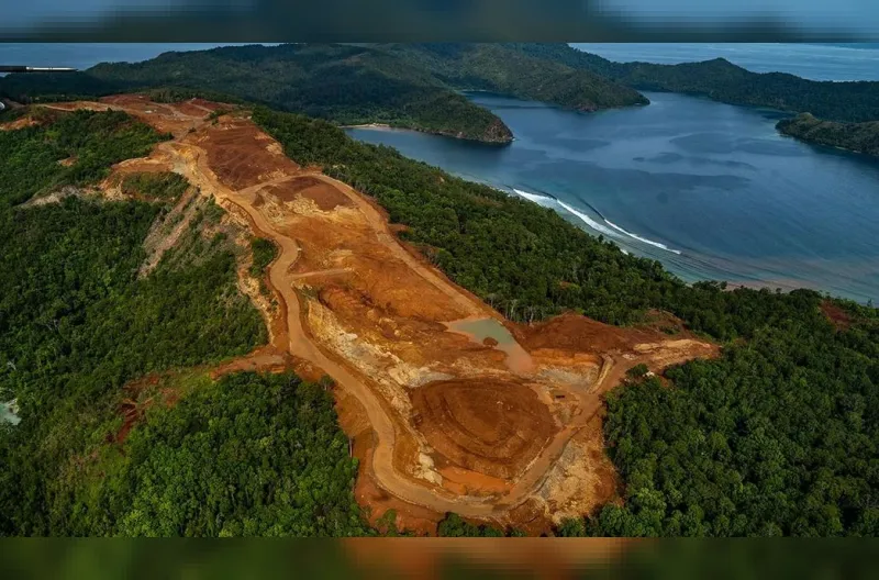 Pertambangan nikel di Pulau Kawe oleh PT Kawei Sejahtera Mining, Kabupaten Raja Ampat, Provinsi Papua Barat Daya