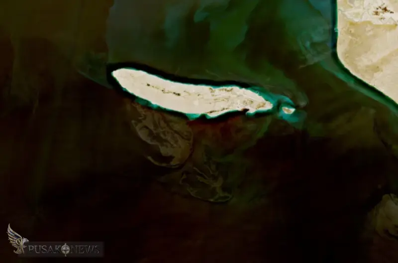 Tumpahan minyak di sekitar Pulau Lavan, Iran, seperti yang terlihat dari citra satelit