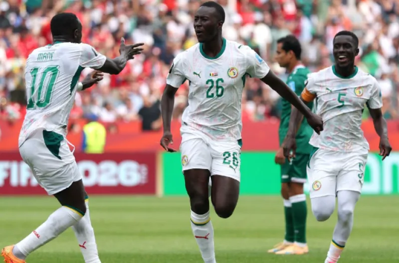 Pape Gueye mencetak gol terbaik saat Senegal menghancurkan Irak 5-0.
