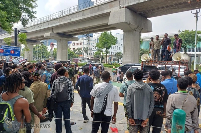 Mahasiswa Papua Geruduk Kementerian HAM, Natalius Pigai Diteriaki “Penjilat”