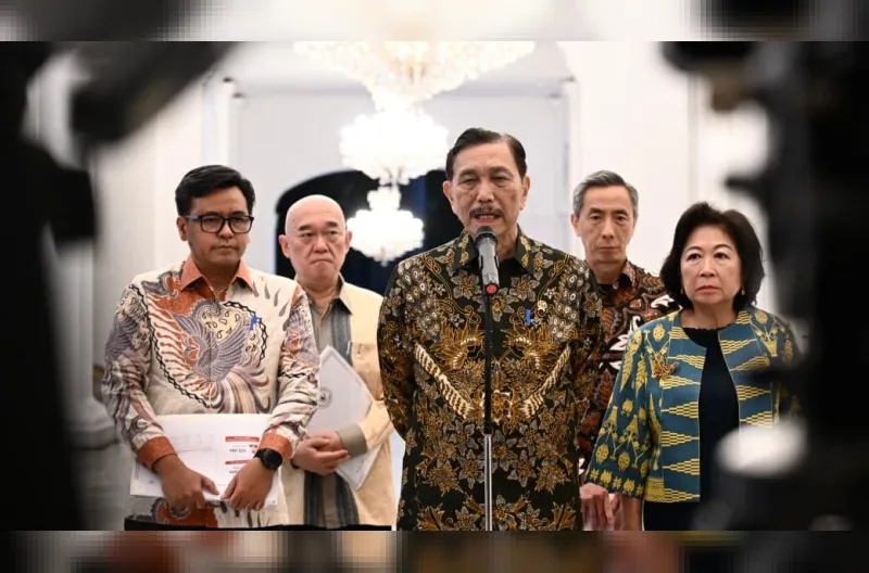 Ketua Dewan Ekonomi Nasional Luhut Binsar Pandjaitan beserta jajaran menyampaikan keterangan pers usai diterima Presiden Prabowo Subianto di Istana Merdeka, Jakarta, pada Selasa, 20 Oktober 2026.