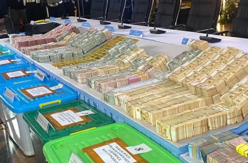 Barang bukti hasil penggeledahan polisi terkait 3 kasus korupsi