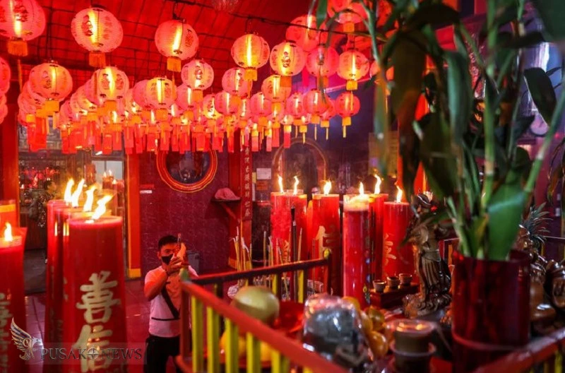 Sembahyang Malam Tahun Baru Imlek 2577 Kongzili di Vihara Dharma Bhakti Berlangsung Tertib dan Khidmat