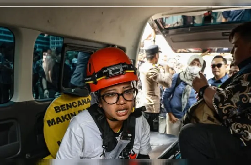 Enam Pemanjat Patung Selamat Datang Dibebaskan Usai Pemeriksaan di Polda Metro