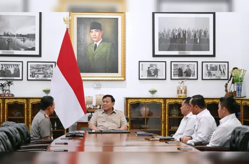Presiden Prabowo Subianto menerima Wakil Menteri Pendayagunaan Aparatur Negara dan Reformasi Birokrasi (PANRB) Purwadi Arianto dan Wakil Kepala Kepolisian Negara Republik Indonesia (Wakapolri) Komjen Pol. Wahyu Hadiningrat di Istana Merdeka, Jakarta, pada Senin, 19 Oktober 2026