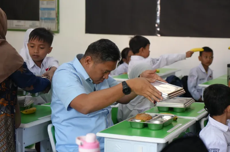 Kepala Badan Gizi Nasional Pantau Langsung Pembagian MBG