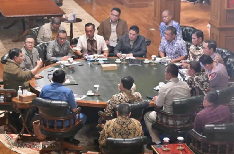 Presiden Prabowo Subianto menggelar rapat terbatas bersama sejumlah anggota Kabinet Merah Putih di kediamannya di Hambalang, Kabupaten, Jawa Barat