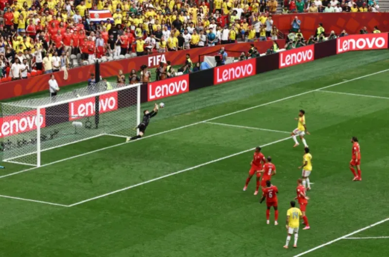 Kiper Swiss, Gregor Kobel, beraksi saat menyelamatkan tembakan dari kiper Kolombia, Gustavo Puerta