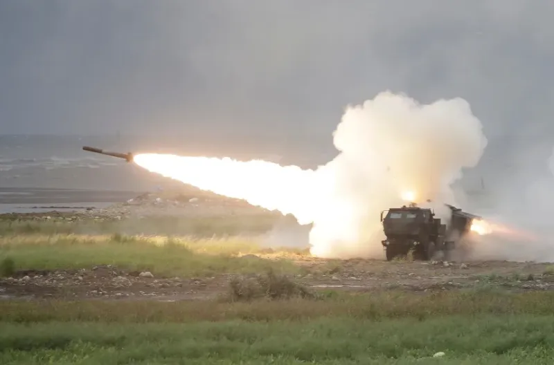 Sebuah roket diluncurkan dari Sistem Roket Artileri Mobilitas Tinggi (HIMARS) selama latihan tembak langsung militer di Kota Taichung, Taiwan, Rabu, 10 Juni.