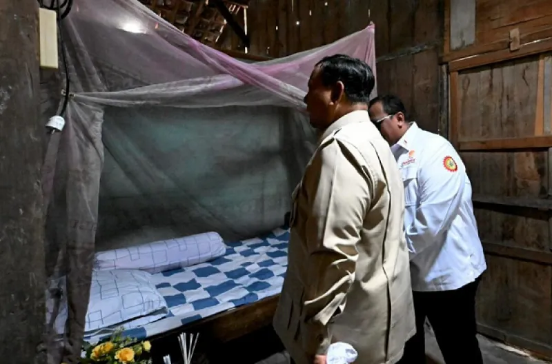 Presiden Prabowo Subianto melihat langsung kondisi kamar Marsinah pada peresmian Museum Ibu Marsinah dan Rumah Singgah di Desa Nglundo, Kecamatan Sukomoro, Kabupaten Nganjuk, Jawa Timur, pada Sabtu, 16 Mei 2026.