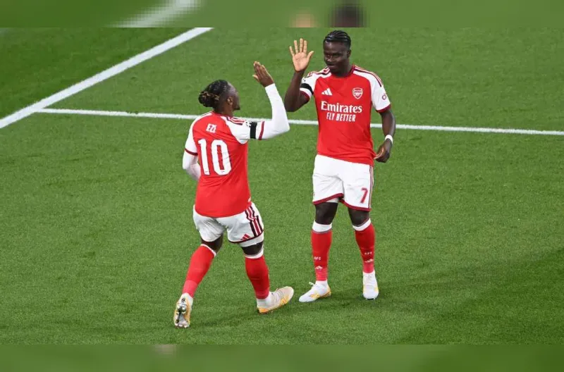 Pemain pengganti Arsenal Eberechi Eze dan Bukayo Saka mencetak gol untuk membantu tim mereka menang 3-0 melawan Lille
