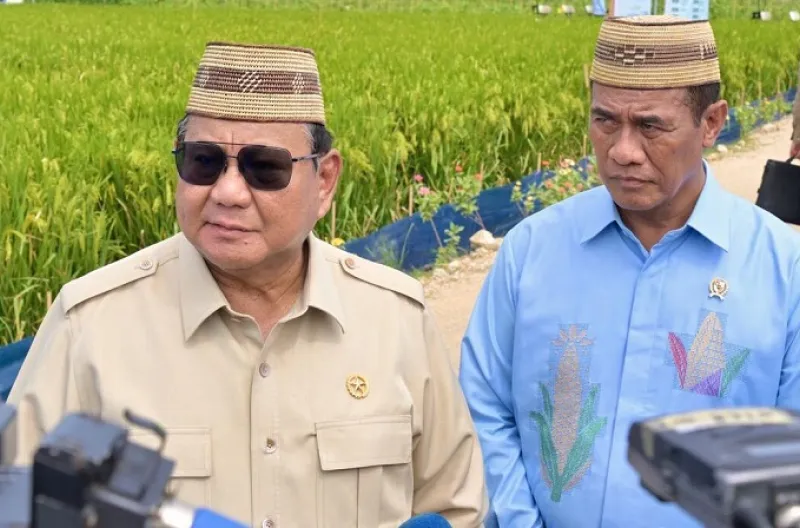 Presiden Prabowo Subianto memberikan keterangan pers kepada awak media usai acara Puncak Pekan Nasional (PENAS) Petani dan Nelayan XVII Tahun 2026 di Sport Center Limboto, Kabupaten Gorontalo, Provinsi Gorontalo
