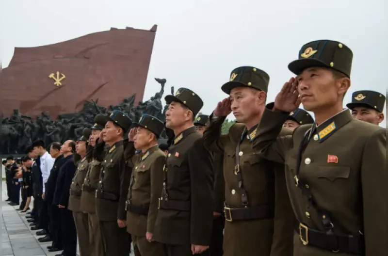 Personel militer Korea Utara memberi hormat kepada patung-patung mendiang pemimpin Kim Il Sung dan Kim Jong Il untuk memberikan penghormatan pada peringatan ke-81 berdirinya Partai Buruh Korea di Bukit Mansu di Pyongyang