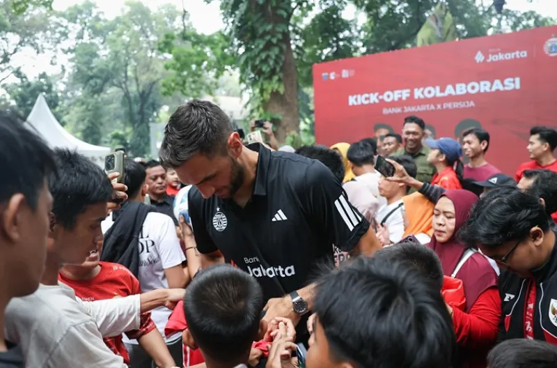 Pemain baru Persija Jakarta, Denis Kolinger memberikan tanda tangan kepada fans