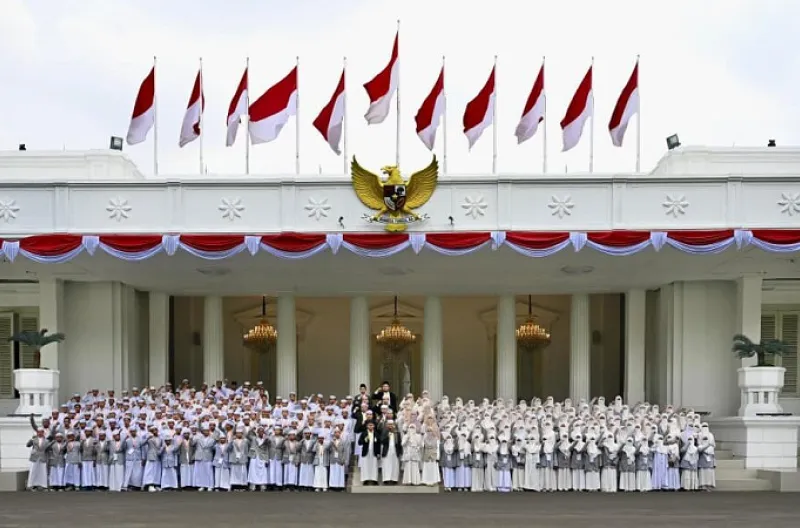 Istana Kepresidenan Jakarta menerima kunjungan sejumlah santri dan pengajar Pondok Pesantren Qurrotu Nafsin dalam program “Istana untuk Anak Sekolah” pada Kamis, 25 Juni 2026