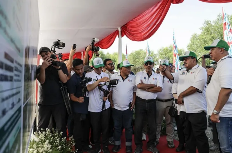 Rano Karno Pimpin Penanaman 21.060 Bibit Mangrove Serentak di Lima Lokasi, Perkuat Ketahanan Pesisir Jakarta