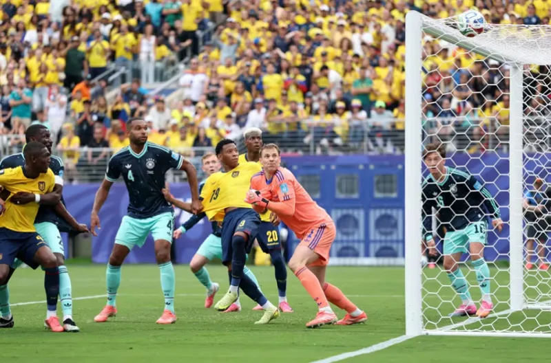 Gonzalo Plata berhasil menyambar bola lebih cepat dibanding Neuer, mengubah skor menjadi 2-1 untuk Ekuador