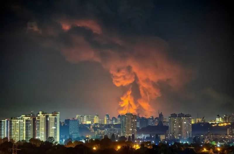 Asap mengepul di kota selama serangan rudal Rusia di Kyiv.