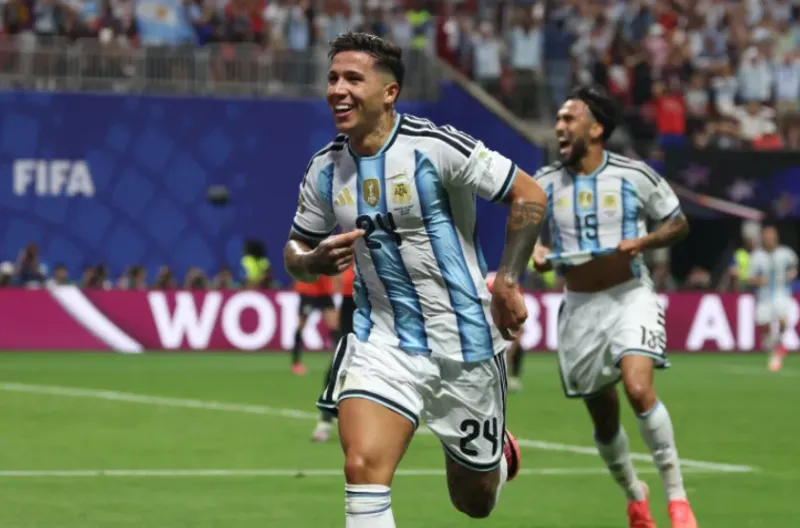 Fernandez merayakan setelah mencetak gol ketiga timnya