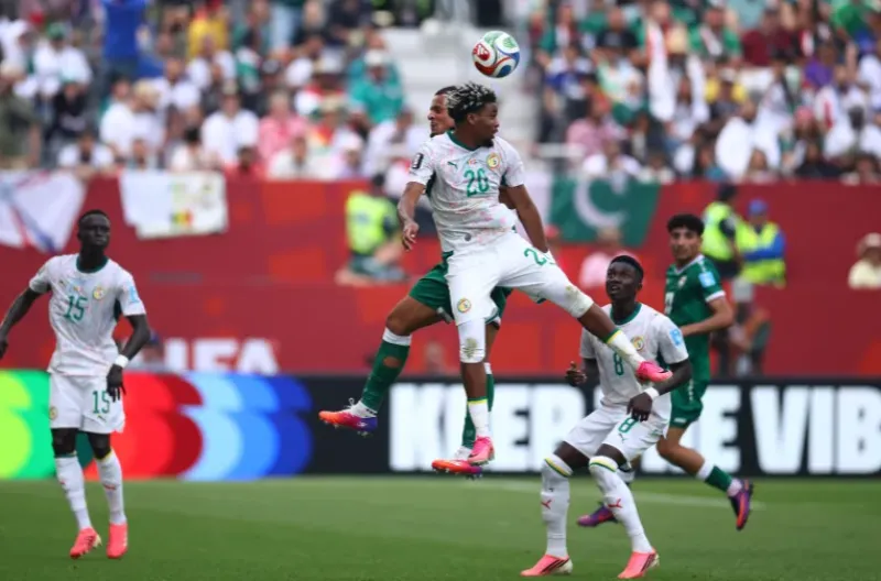 Penyerang Senegal bernomor punggung 20, Ibrahim Mbaye, menyundul bola saat pertandingan sepak bola Grup I