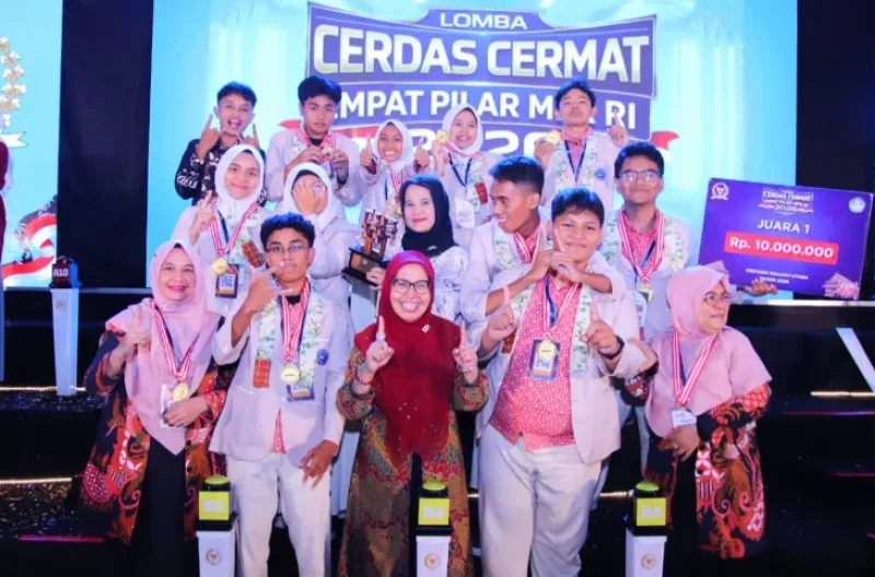 Tim SMAN 8 Kota Ternate menerima apresiasi usai meraih Juara 1 Provinsi pada LCC Empat Pilar MPR RI Tingkat Provinsi Maluku Utara. Kemenangan ini mengantarkan SMAN 8 Kota Ternate mewakili Maluku Utara pada Grand Final LCC Empat Pilar MPR RI di Jakarta