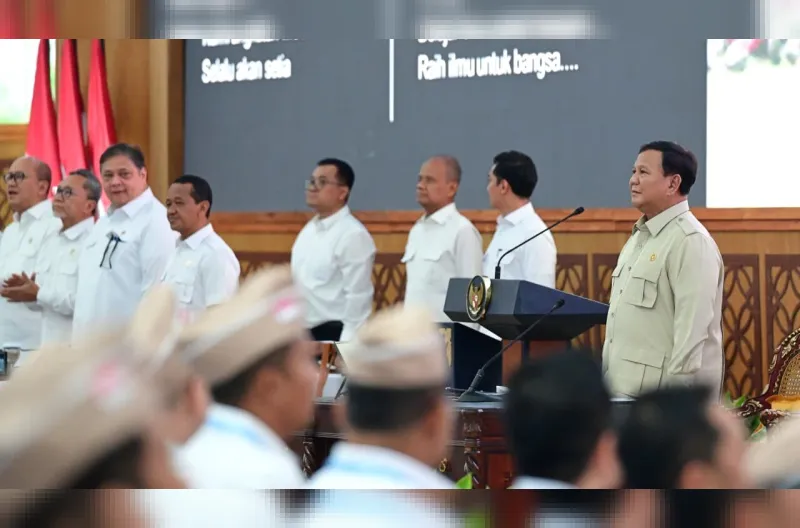 Presiden Prabowo Subianto memberikan taklimat kepada sekitar 400 peserta Program Presiden untuk Pemimpin Masa Depan Indonesia (P3MDI) Batch 1 Tahun Anggaran 2026 dan 250 anggota Kamar Dagang dan Industri (Kadin) dari seluruh Indonesia di kediaman pribadi Presiden di Hambalang, Kabupaten Bogor, Provinsi Jawa Barat, pada Sabtu sore, 31 Oktober 2026.