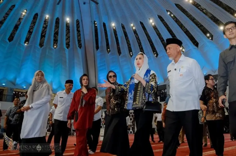 Menteri Pariwisata Widiyanti Putri Wardhana saat kunjungan nya ke Masjid Raya Syekh Ahmad Khatib Al-Minangkabawi yang menjadi ikon wisata ramah Muslim, Padang, Sumatra Barat