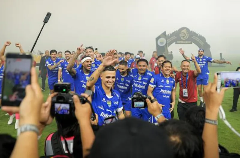 Persib Bandung Ukir Sejarah Hattrick Juara Liga, Bandung Bergemuruh Rayakan Gelar Bersejarah