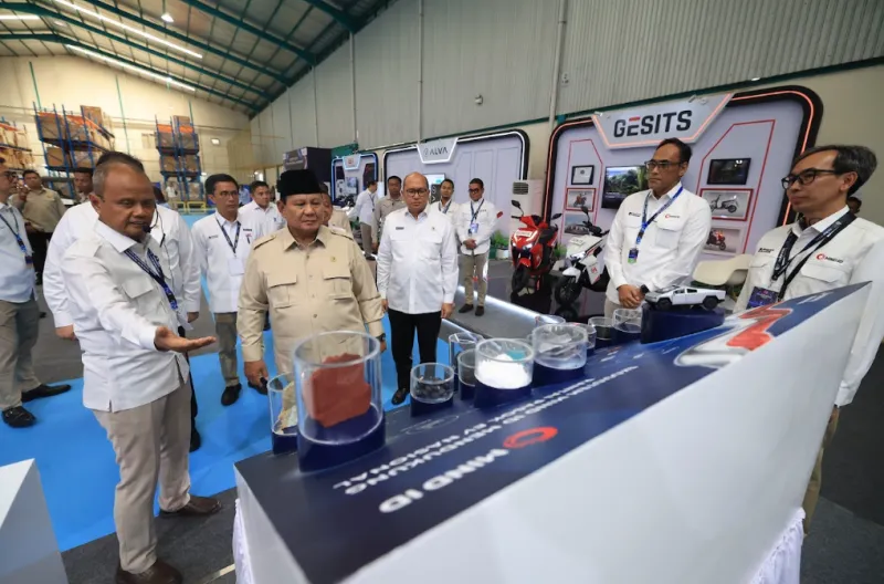 Presiden Prabowo Subianto meninjau proses produksi motor listrik di Fasilitas Produksi ALVA, Cikarang, Kabupaten Bekasi, Provinsi Jawa Barat, pada Kamis, 13 Agustus 2026