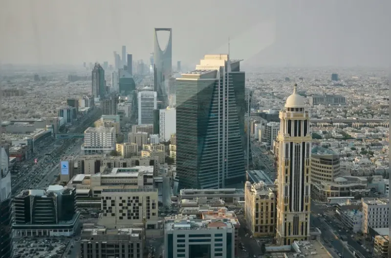 Deretan bangunan berjajar di Jalan King Fahd di distrik Olaya, Riyadh, Arab Saudi
