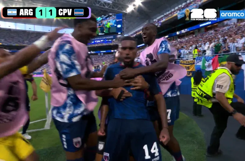 Cape Verde merayakan gol Deroy Duarte