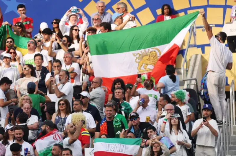 Para penggemar IR Iran mengibarkan bendera negara sebelum pertandingan Grup G Piala Dunia FIFA 2026 antara IR Iran dan Selandia Baru di Stadion Los Angeles pada 15 Juni 2026 di Los Angeles, California
