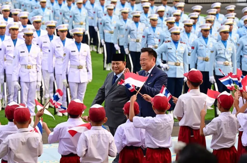 Presiden Republik Indonesia, Prabowo Subianto, secara resmi menyambut Perdana Menteri (PM) Kerajaan Thailand, Anutin Charnvirakul, dalam kunjungan resmi di Istana Merdeka, Jakarta, pada Senin, 3 Agustus 2026