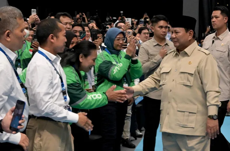 Presiden Prabowo Subianto menyapa para pengguna kendaraan listrik saat Peluncuran Motor Listrik Nasional (MoLiNas) beserta ekosistem pendukung oleh Presiden Prabowo Subianto di Fasilitas Produksi ALVA, Cikarang, Kabupaten Bekasi, Provinsi Jawa Barat, pada
