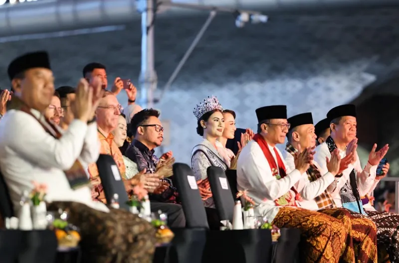 Para tamu VIP menikmati acara hiburan pada puncak perayaan HUT ke-499 Jakarta