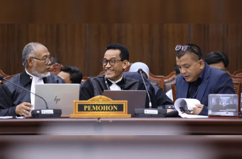 Pemohon Denny Indrayana bersama Kuasa Hukumnya Bambang Widjojanto dan Refly Harun saat mengikuti sidang pemeriksaan pendahuluan permohonan Perselisihan Hasil Pemilihan Umum.