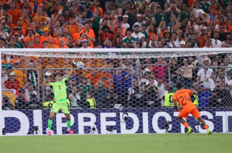 Crysencio Summerville dari Belanda gagal mencetak gol dari titik penalti saat adu penalti