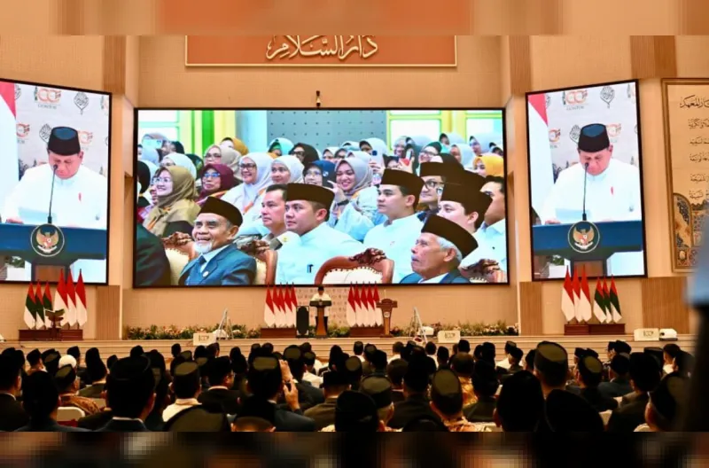 Presiden Prabowo Subianto memberikan sambutannya saat menghadiri Resepsi Kesyukuran 100 Tahun Pondok Modern Darussalam Gontor (PMDG) yang digelar di Balai Pertemuan Pondok Modern (BPPM), Pondok Modern Darussalam Gontor Putra Kampus Pusat, Kabupaten Ponoro