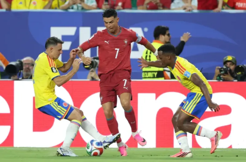 Santiago Arias dari Kolombia dan Jhon Arias berebut bola dengan Ronaldo