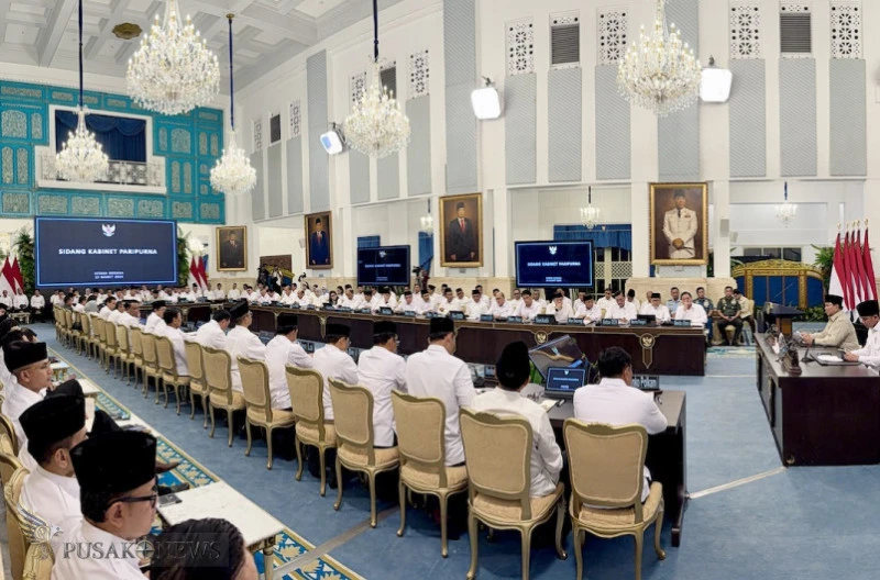 Presiden Prabowo Subianto menerima laporan perkembangan ekonomi nasional pada Sidang Kabinet Paripurna di Istana Negara, Jakarta, pada Jumat, 13 Maret 2026. Foto: BPMI Setpres.