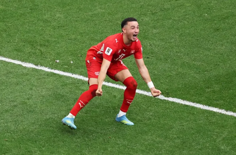 Penentu kemenangan akhirnya hadir melalui Ruben Vargas. Dengan penuh ketenangan, ia sukses menuntaskan tugas sebagai algojo terakhir dan memastikan Swiss menang 4-3