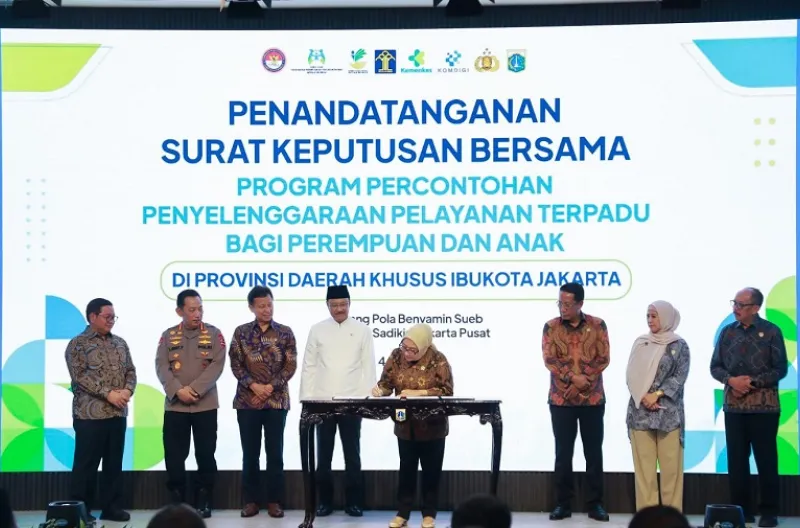 Prosesi penandatanganan kesepakatan bersama tentang program percontohan penyelenggaraan pelayanan terpadu bagi perempuan dan anak oleh sejumlah Menteri yang hadir disaksikan Gubernur DKI Jakarta, Pramono Anung