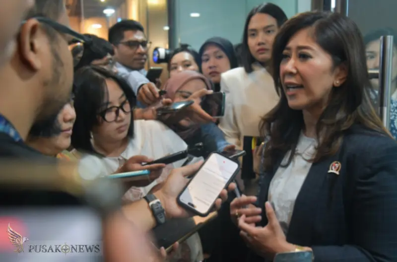 Menkomdigi Meutya Hafid memberikan keterangan kepada awak media di Kantor Kementerian Komdigi, Jakarta Pusat, Selasa