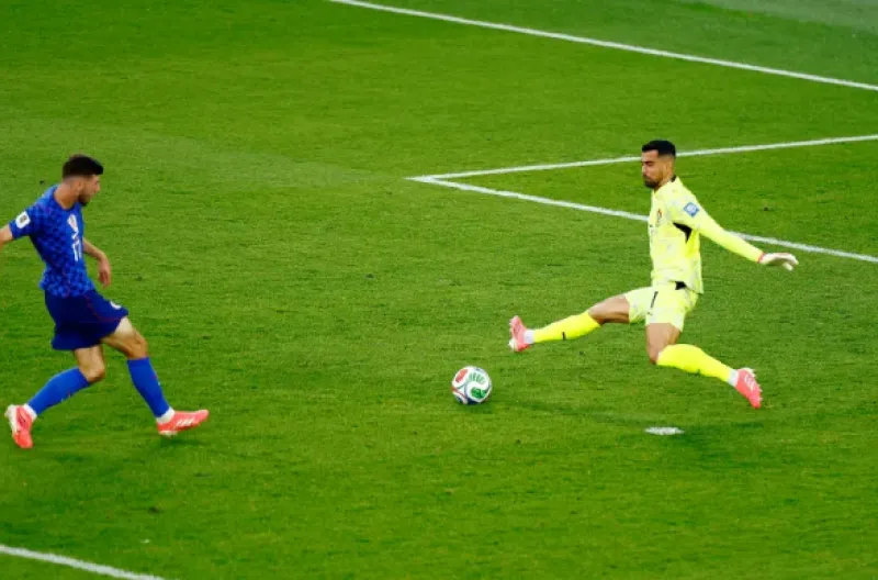 Petar Sucic dari Kroasia mencetak gol yang kemudian dianulir