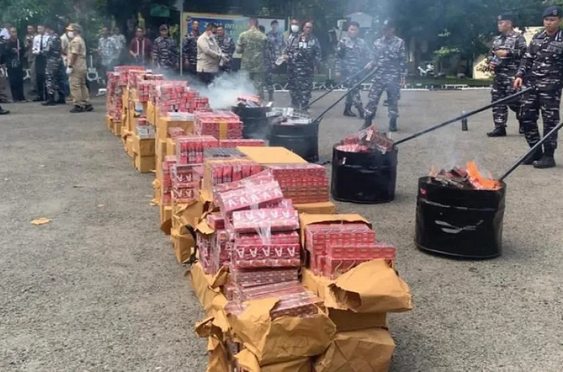 Lanal Batuporon dan Bea Cukai Musnahkan Rokok Ilegal Senilai Rp900 Juta di Bangkalan