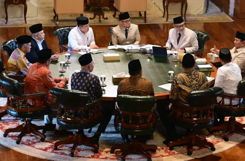 Presiden Prabowo Subianto menerima Menteri dan Wakil Menteri Haji dan Umrah beserta pimpinan DPR RI dan sejumlah anggota Komisi VIII DPR RI di kediaman pribadinya, di Hambalang pada Rabu, 17 Juni 2026.