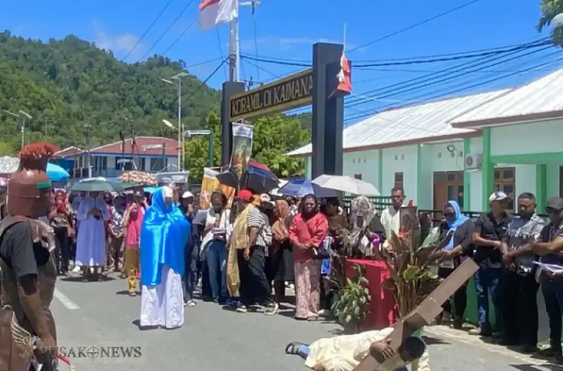 Suasana Khidmat! Umat Katolik Kaimana Gelar Jalan Salib Hidup
