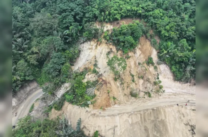 Longsor terjadi sekitar pukul 15.30 WIB di jalur Simpang Pata–Sungai Landai, kawasan Kelok S.