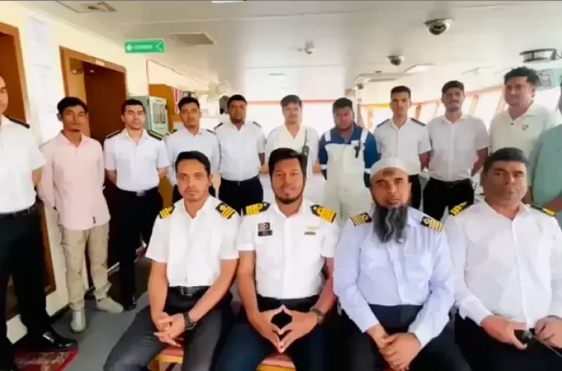 Kapten Islam dari Banglar Joyjatra (kedua dari kanan di barisan depan) dan kepala teknisi Rashedul Hasan (duduk di sebelah kiri kapten) merekam video untuk kru guna meningkatkan moral mereka.
